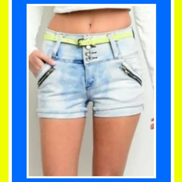 🔥 Embellished, belted shorts..NO OFFERS - Picture 1 of 4